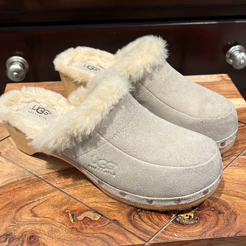 Women’s Ugg clogs size 7 tan suede